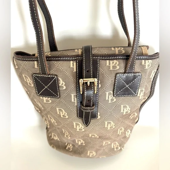 ✨Vintage Dooney & Bourke Brown Shoulder Bag with Structured Design✨ - Picture 2 of 16